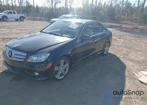 2010 Mercedes-Benz C 300 Luxury/Sport z USA, uszkodzony, nr VIN WDDGF5EB9AR086173